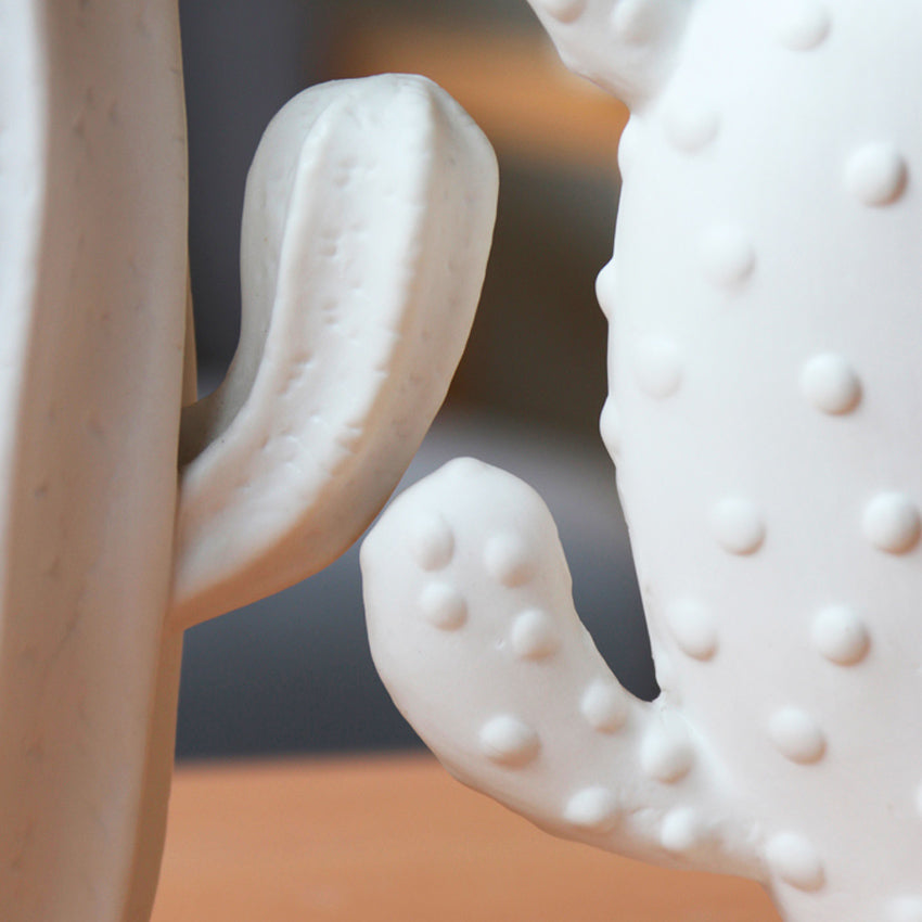 Decorazione in ceramica a forma di cactus bianco