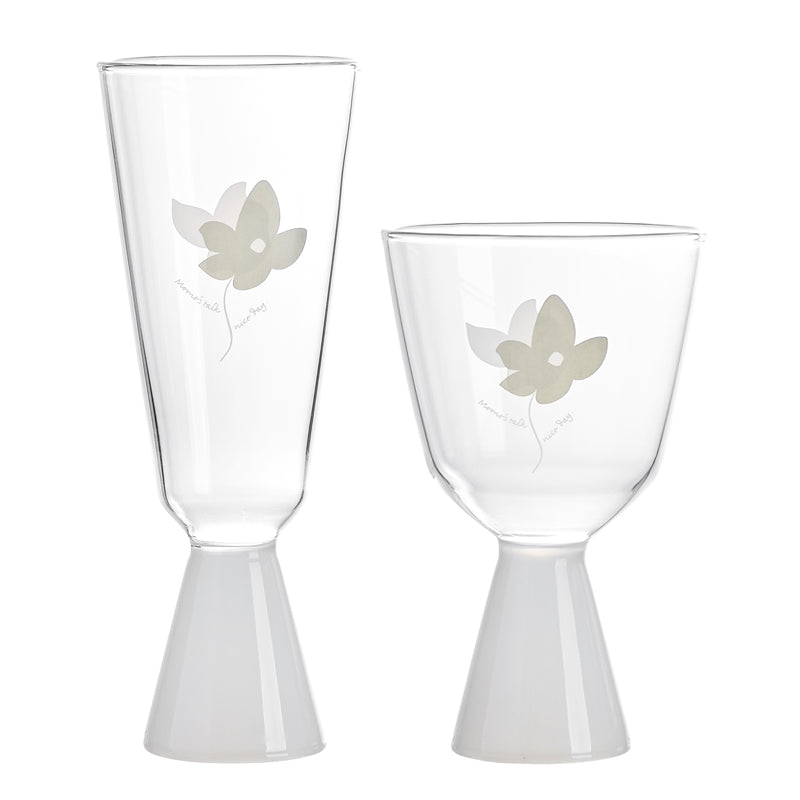 Bicchiere in vetro trasparente con piede bianco per bevande fresche