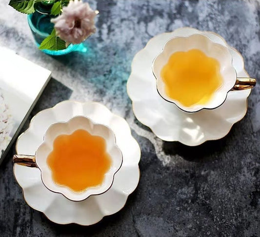 Tazza bianca con piattino in ceramica a forma di fiore