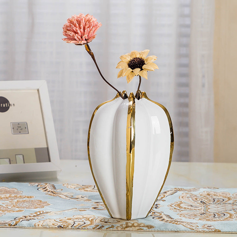Vaso bianco con bordi dorati realizzato in ceramica