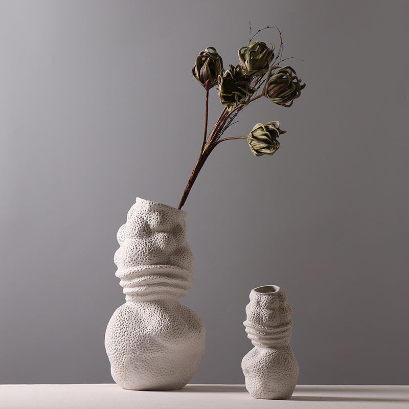 Vaso in ceramica con design astratto ed effetto roccia 
