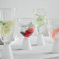 Bicchiere in vetro trasparente con piede bianco per bevande fresche