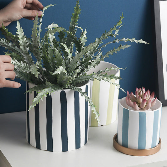 Vaso elegante in ceramica per piante con strisce verticali dipinto a mano