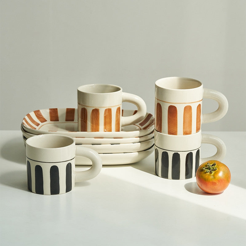Set in ceramica tazza e piattino con linee verticali
