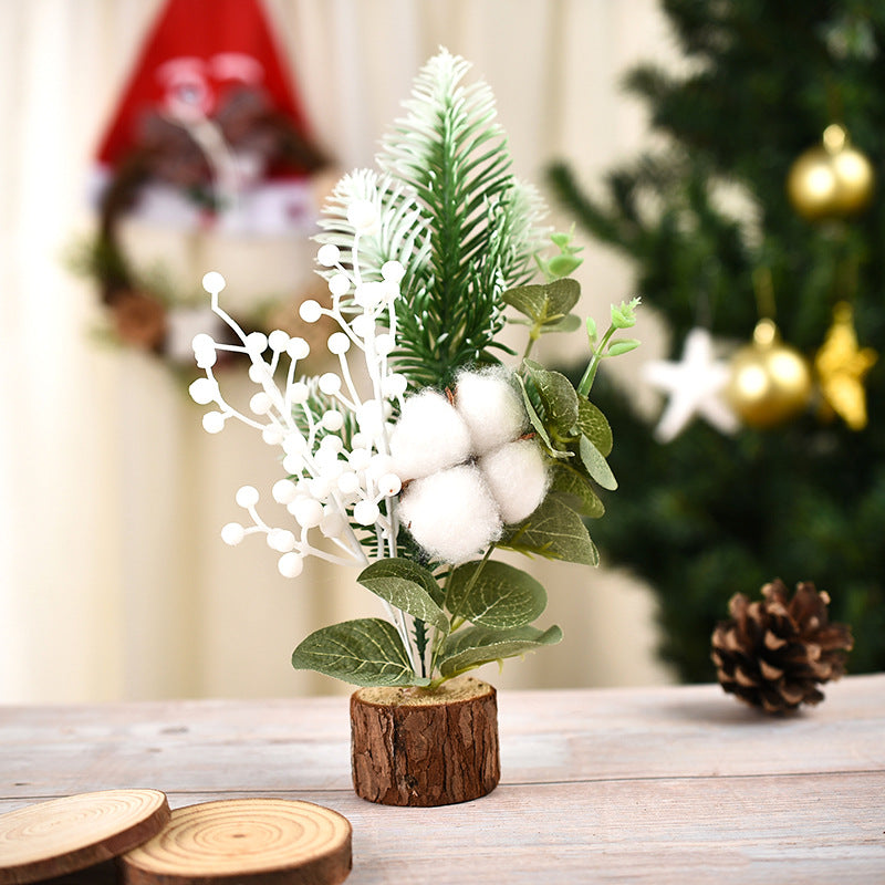 Decorazione natalizia con piante e fiori artificiali con base di legno