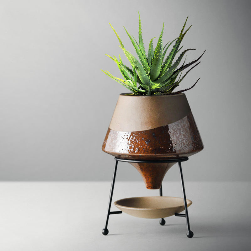 Vaso in ceramica per piante con supporto in ferro