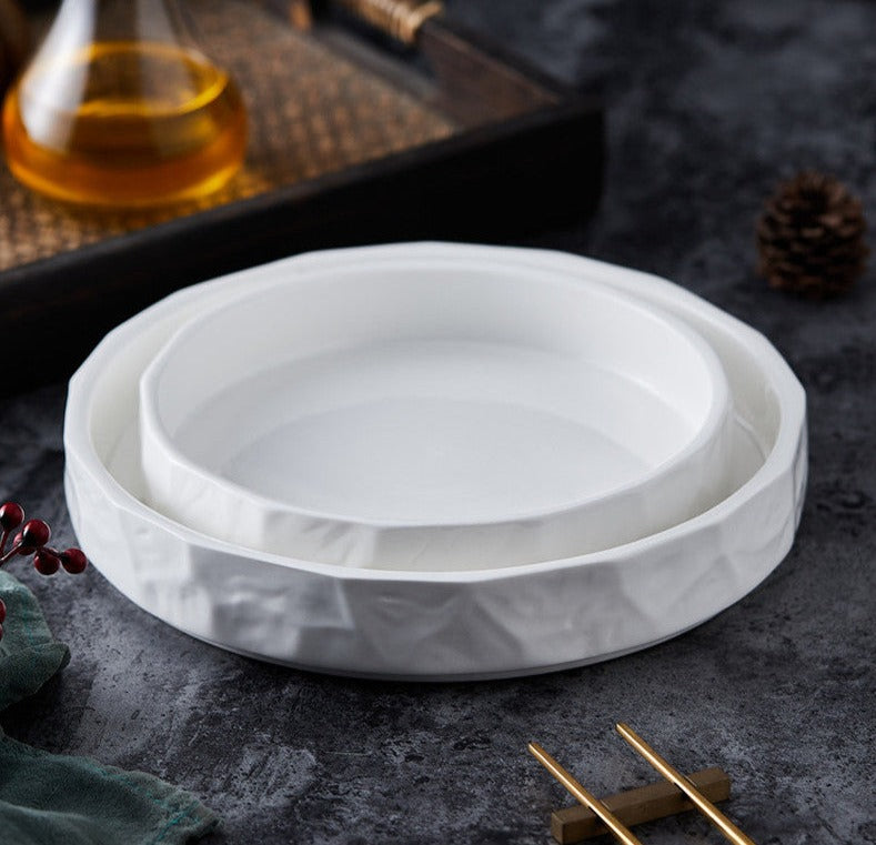 Piatto bianco con bordi alti realizzato in ceramica