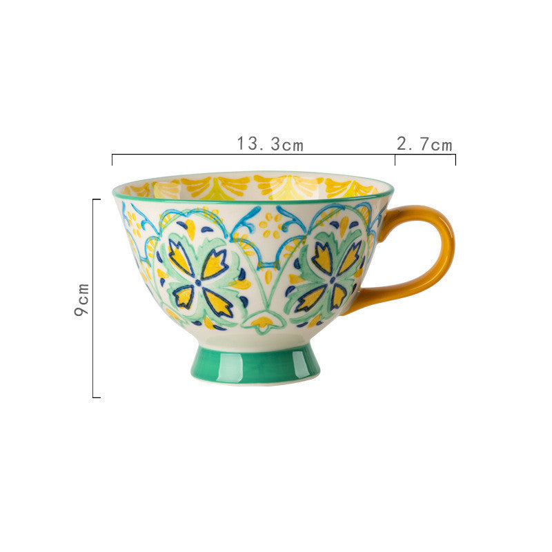 Tazze in ceramica con fiori e forme geometriche