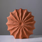 Vaso in ceramica rotondo con forme geometriche color argilla