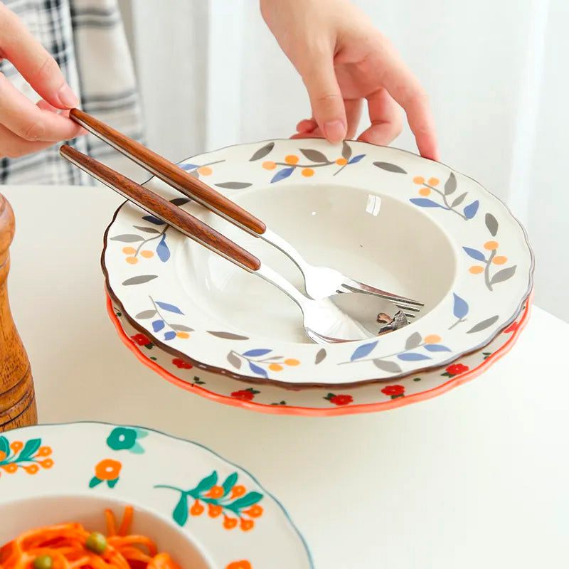 Piatti fondi in ceramica con fiori e foglie sui bordi