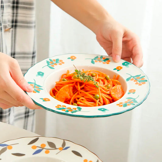 Piatti fondi in ceramica con fiori e foglie sui bordi