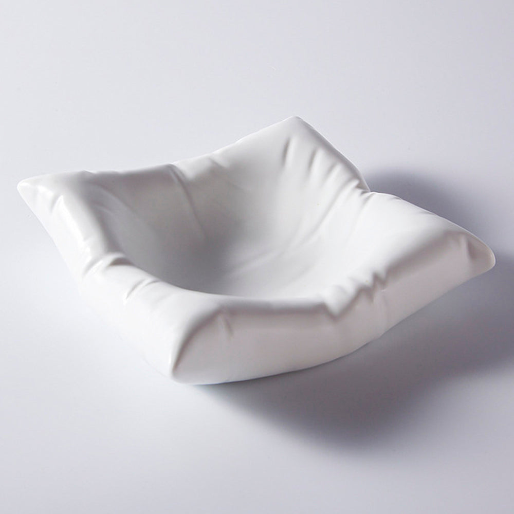 Piatto in ceramica a forma di soffice cuscino