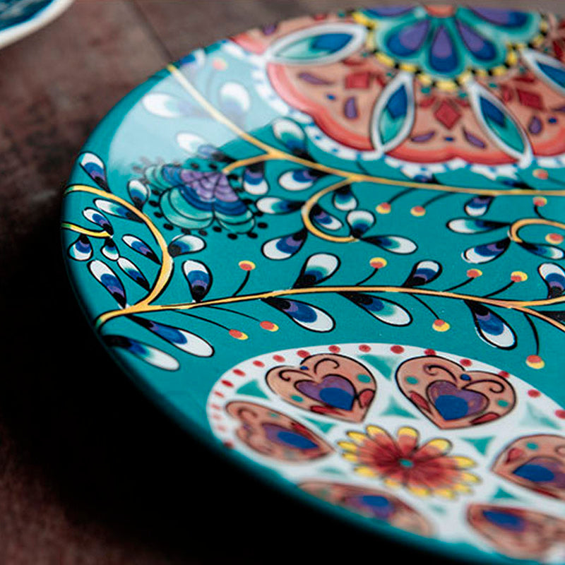 Piatti coloratissimi in ceramica con fiori e forme geometriche