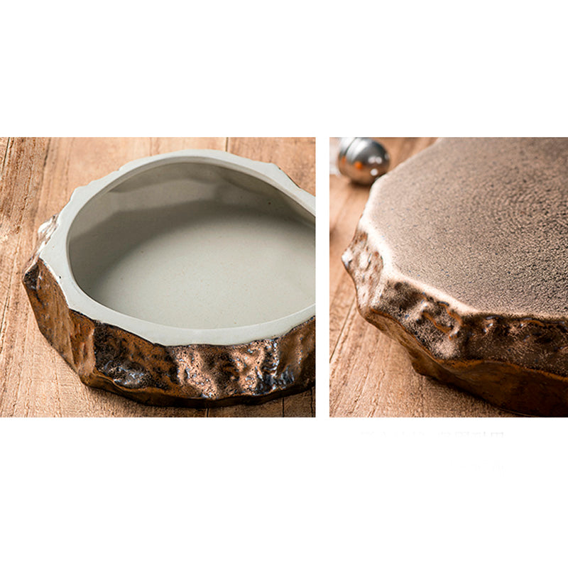 Piatto in ceramica a forma di pietra piatta