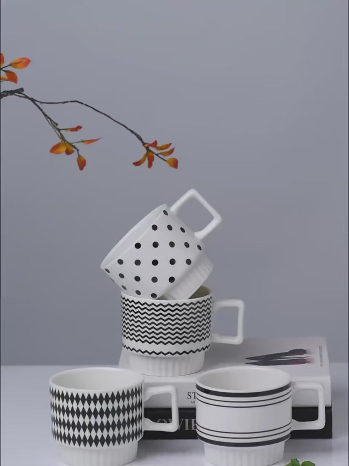 Tazze in ceramica bianca con forme geometriche nere