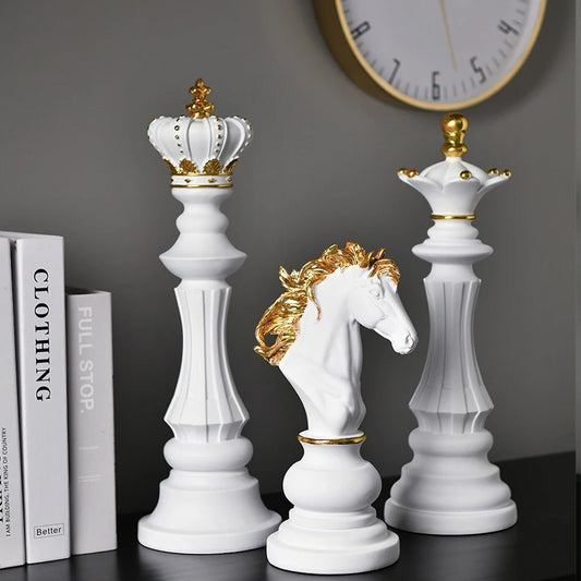 Sculture di Scacchi Giganti: Re, Regina e Cavallo in Bianco e Nero