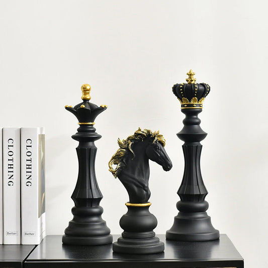 Sculture di Scacchi Giganti: Re, Regina e Cavallo in Bianco e Nero
