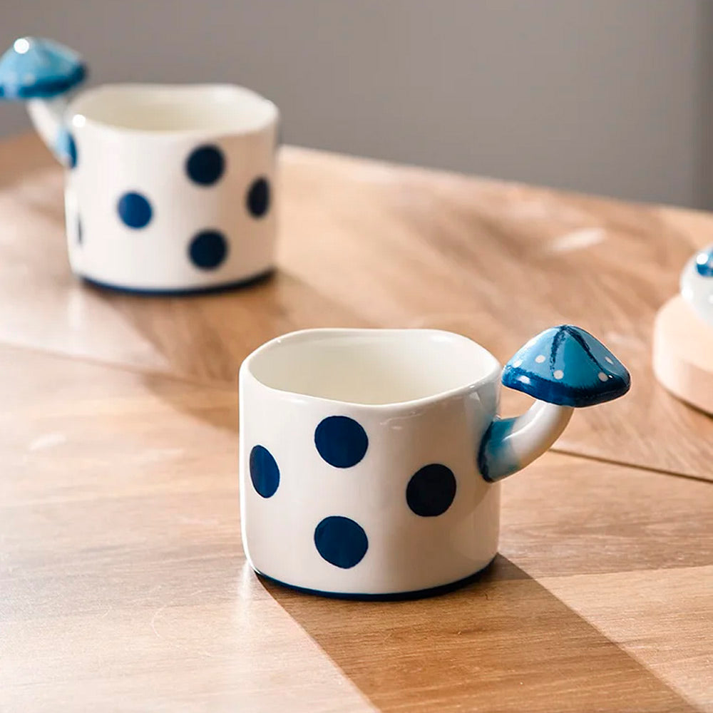 Stoviglie  in ceramica con decorazione a forma di funghetti blu