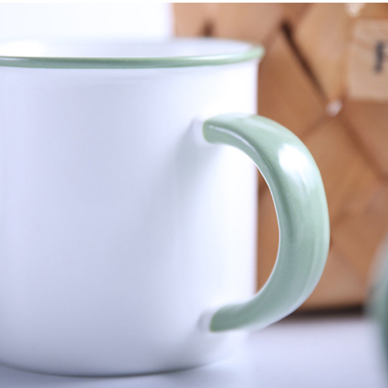 Tazza in ceramica con manico verde, foglie e piante verdi