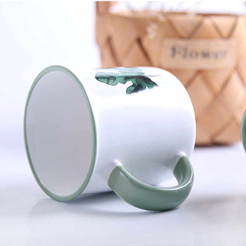 Tazza in ceramica con manico verde, foglie e piante verdi