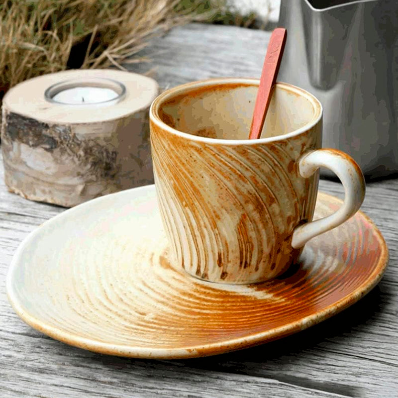 Tazza con piattino in ceramica e cucchiaino di legno in stile vintage