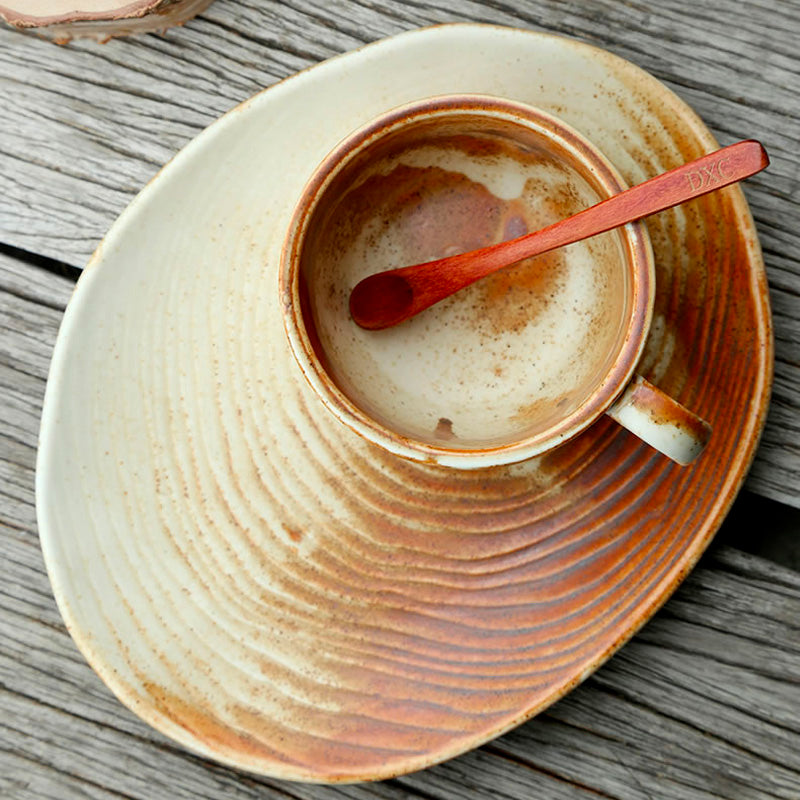 Tazza con piattino in ceramica e cucchiaino di legno in stile vintage