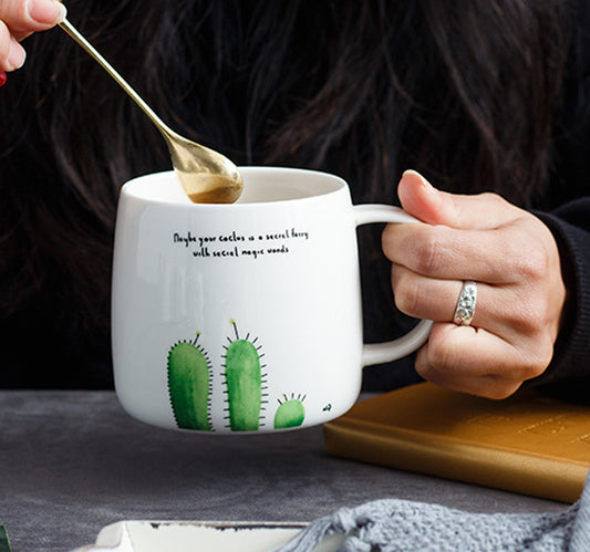 Tazza in ceramica con foglie e piante verdi