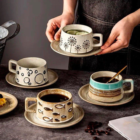 Tazza con piattino in ceramica con disegni in rilievo stile rustico