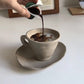Tazza in ceramica irregolare con piattino