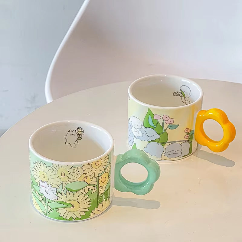 Tazza con fiori primaverili e animali simpatici