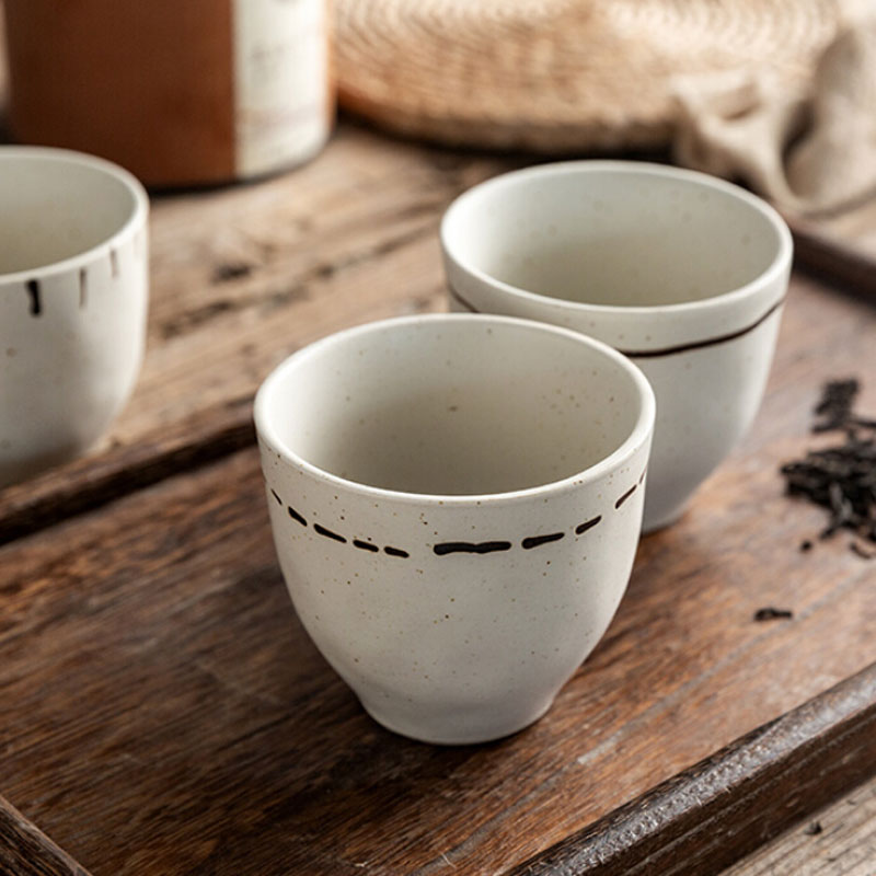 Tazza bianca in ceramica "Puntini e linee nere"