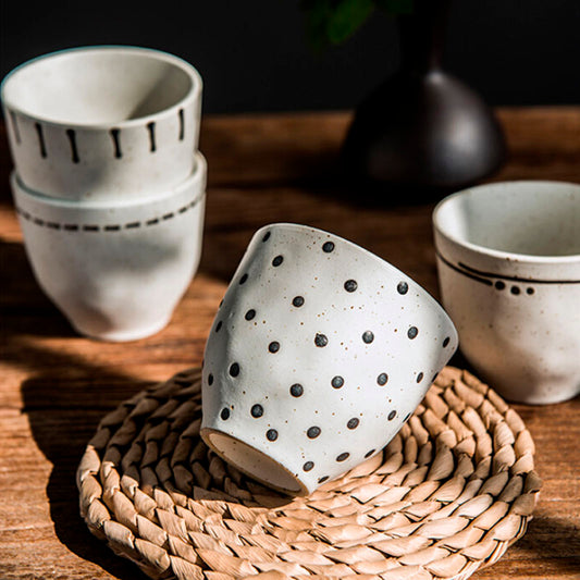 Tazza bianca in ceramica "Puntini e linee nere"