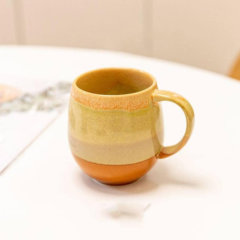Tazza in ceramica realizzata e dipinta a mano con sfumature di colore