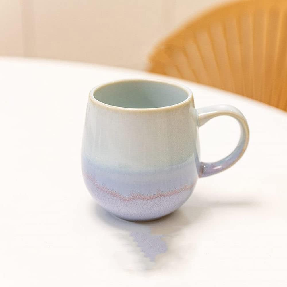 Tazza in ceramica realizzata e dipinta a mano con sfumature di colore