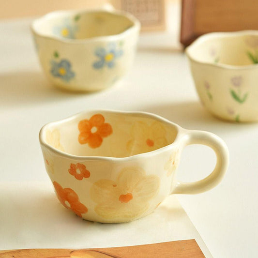 Tazza in ceramica con fiori estivi