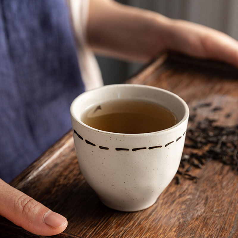 Tazza bianca in ceramica "Puntini e linee nere"