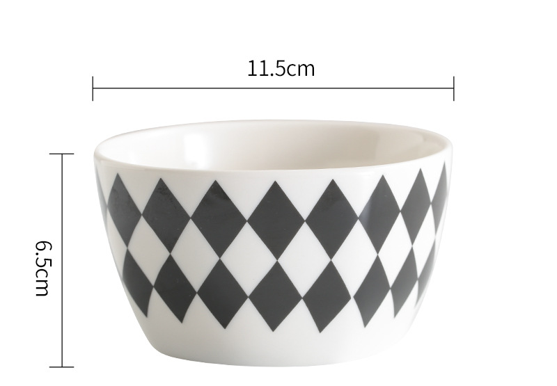 Piatti e ciotole in ceramica bianca con forme geometriche nere