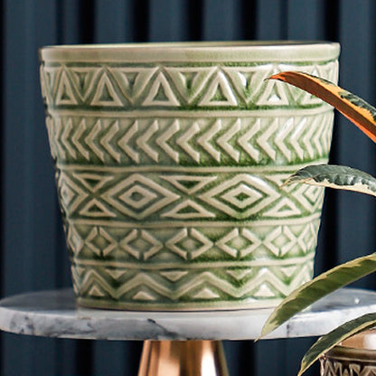 Vasi di ceramica con design geometrico tradizionale