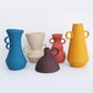 Vaso in stile Morandi, realizzato in ceramica, con manico rotondo e colori vivaci