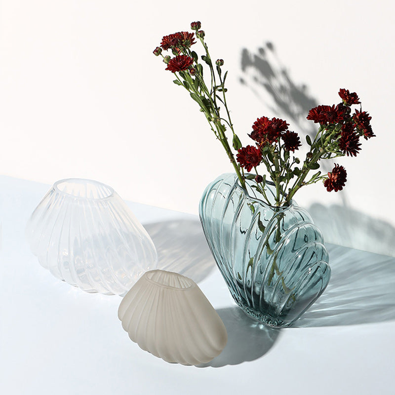 Vaso in vetro trasparente a forma di conchiglia