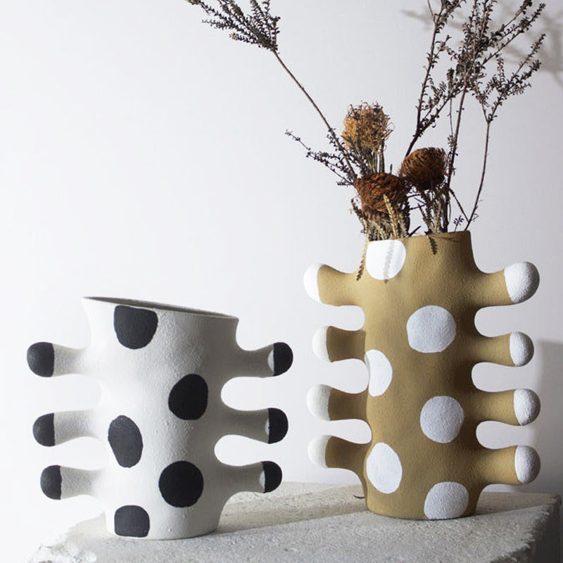 Vaso in ceramica astratto con piccoli tentacoli e palline