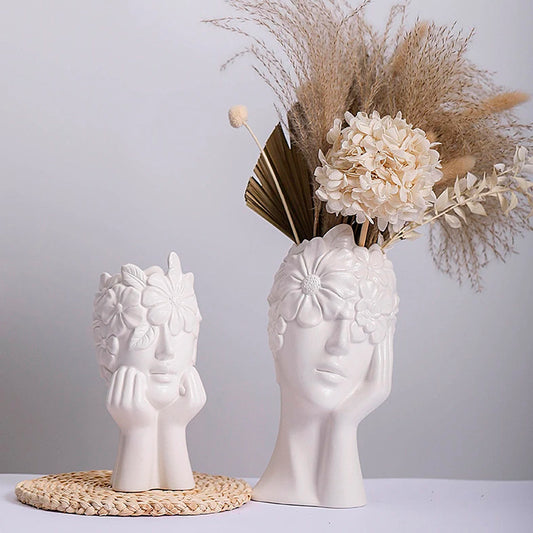 Vaso bianco in ceramica a forma di testa di donna con coroncine di fiori