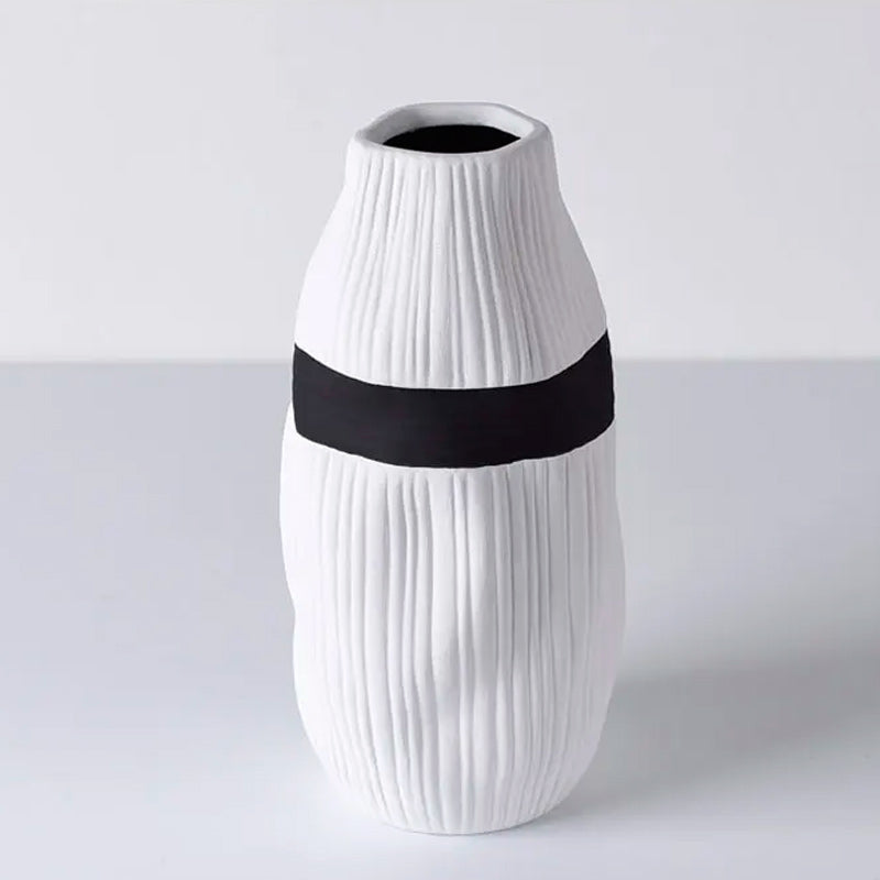Vasi in ceramica bianchi e neri con striscia orizzontale
