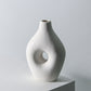 Vaso bianco in ceramica con vuoto centrale