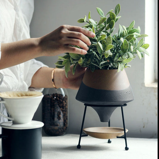 Vaso in ceramica per piante con supporto in ferro
