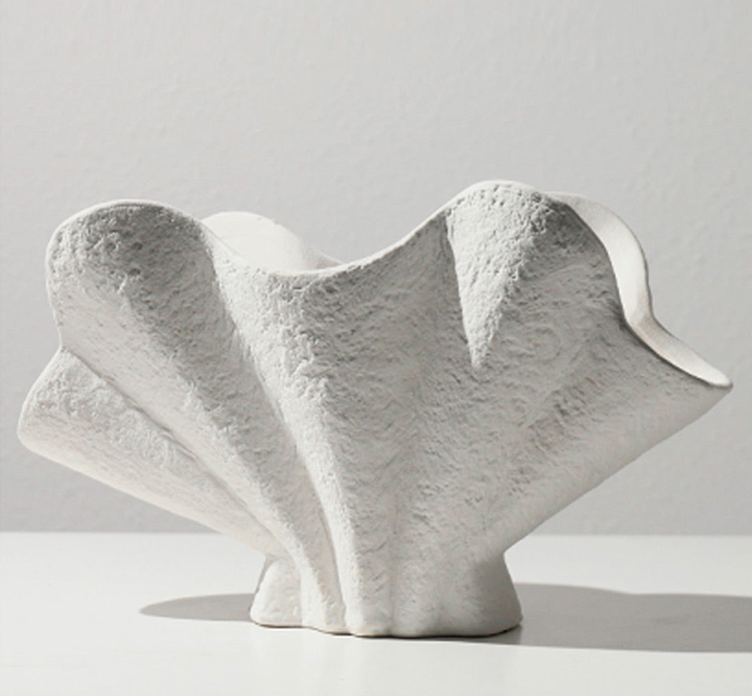 Vaso in ceramica a forma di conchiglia bianca