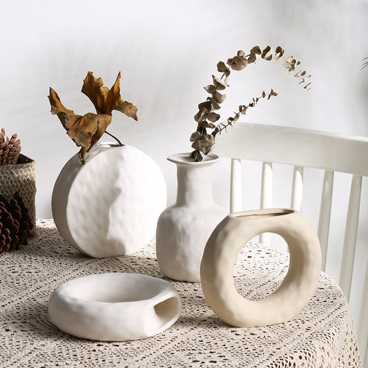 Vaso in ceramica stile minimalista con forme irregolari