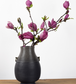 Vaso elegante in ceramica con maniglie metalliche