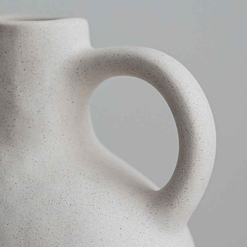 Vaso bianco in ceramica con manico laterale