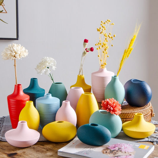 Piccoli vasi colorati e realizzati in ceramica